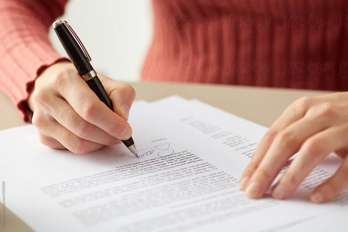 Comment adresser une lettre à un juge : les règles de politesse à