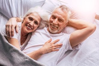 Seniors discutant des options de financement pour la retraite