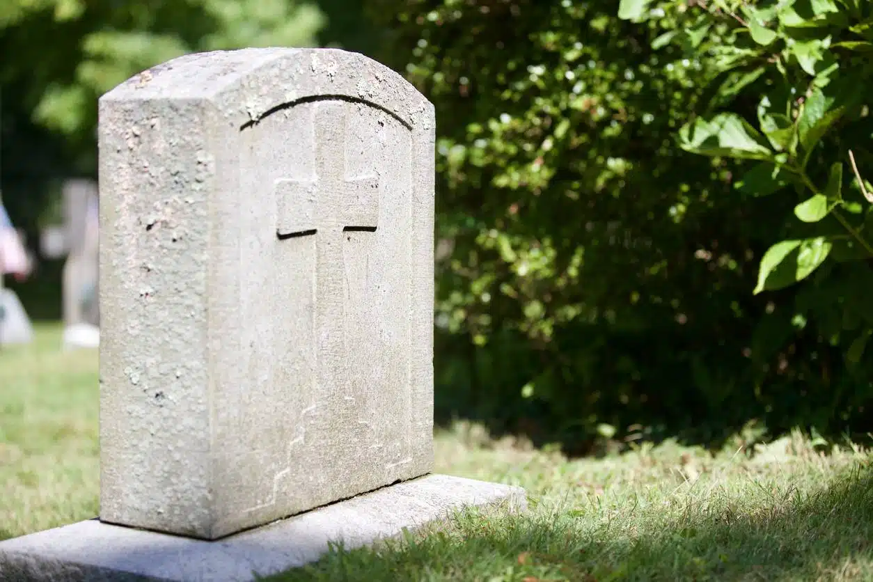 monument cinéraire granit pierre pompes funèbres marbrier gris couleurs décès obsèques