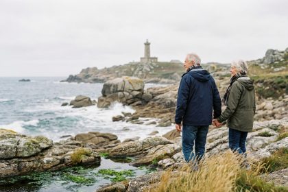 Couple senior en promenade sur la côte rocheuse