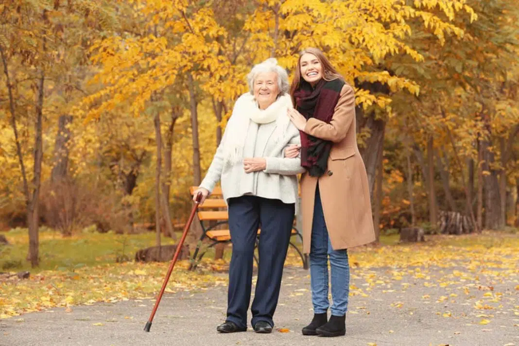 de marche, l’équipement indispensable pour la mobilité des seniors