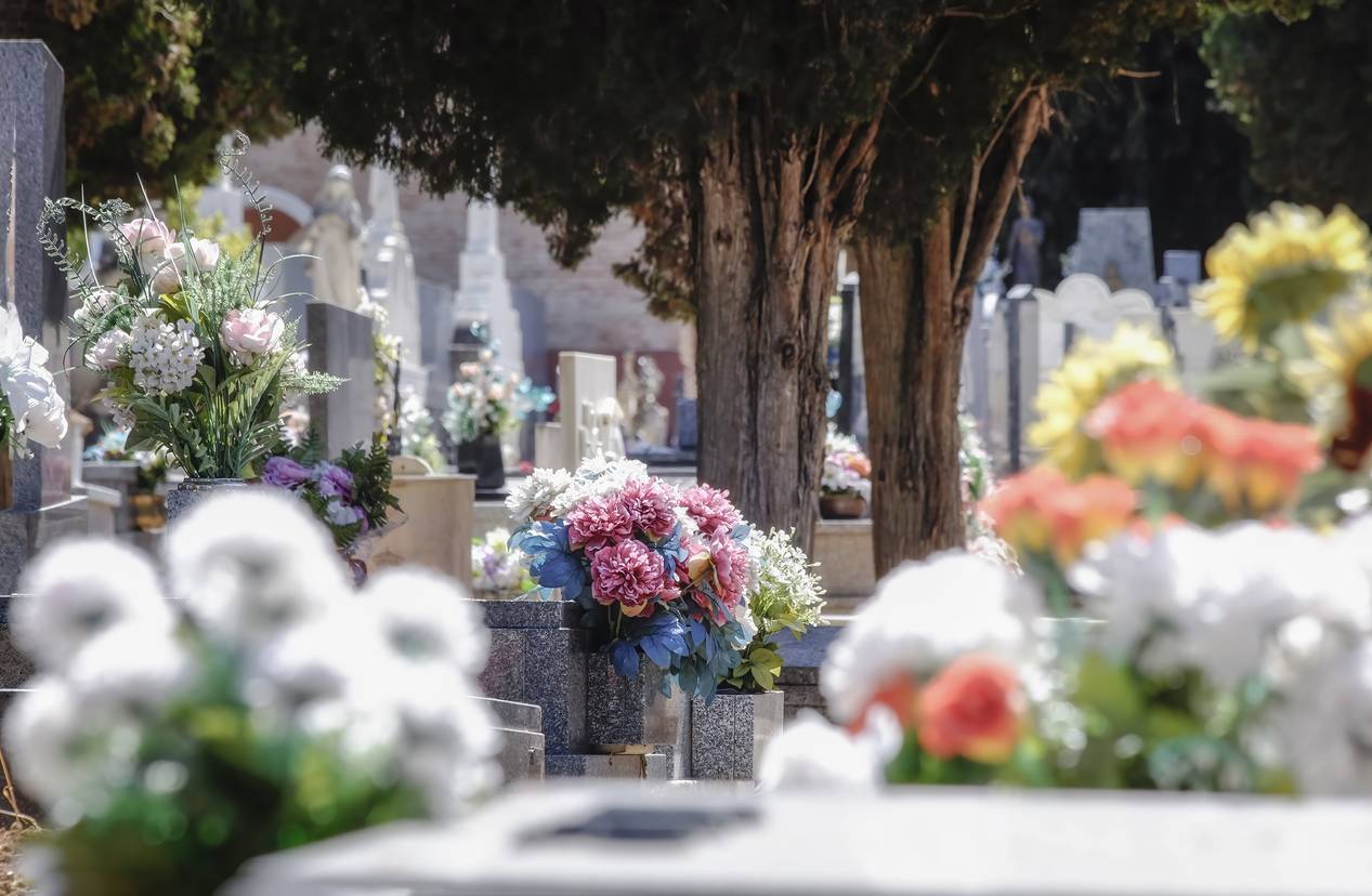 dernier hommage défunt pierre tombale