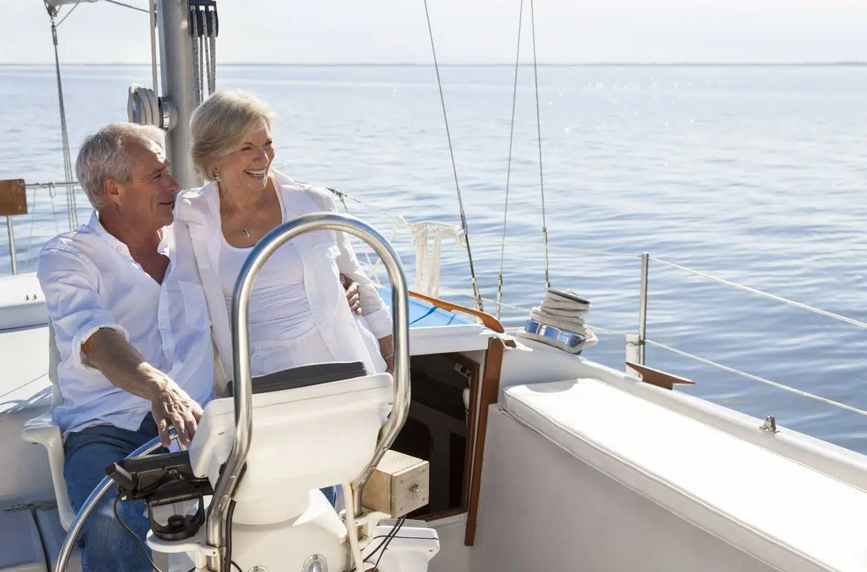 seniors conduisent un bateau